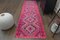 Tappeto Kilim Runner vintage in lana rosa, Turchia, anni '60, Immagine 1