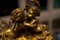 Antike Französische figurale Kaminuhr im Louis XV-Stil aus Vergoldeter Bronze 4