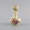 Vaso in porcellana color crema con fiori dipinti a mano di Zsolnay, Immagine 2