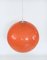 Lámpara colgante esférica de resina naranja, Italia, años 60, Imagen 15
