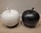 Äpfel aus Schwarzweißer Keramik, Italien, 1970er, 2er Set 6