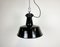 Industrielle Fabriklampe aus schwarzer Emaille mit Gusseisenplatte, 1960er 2