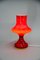 Lámpara de mesa de vidrio rojo atribuida a Valasske Mezirici, años 70, Imagen 3