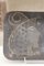 Piatto in ferro patinato inciso con decorazione cubista, anni '50, Immagine 3