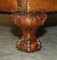Butaca Club Tub de cuero marrón con garras y patas esféricas talladas a mano, década de 1880, Imagen 12