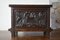 Tavolino antico in quercia con pannelli intagliati a rilievo, Immagine 5