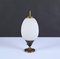 Lámpara de mesa italiana Mid-Century moderna en forma de huevo de latón y vidrio opalino, años 50, Imagen 3