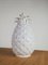 Lámpara en forma de piña vintage de cerámica en blanco al estilo de Tommaso Barbi, Italia, años 70, Imagen 12