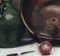 A. Bally, Nature morte au cuivre, poterie et pommes, Öl auf Karton, gerahmt 4
