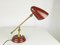 Lámpara de mesa Mid-Century ajustable de metal burdeos y latón, años 50, Imagen 6