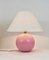Lampada da tavolo sferica a pois rosa pastello in ceramica e ottone di Studio Paf Milano, anni '70, Immagine 3