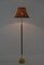 Lámpara de pie sueca de latón y teca de Stilarmatur Boréns, años 60, Imagen 5