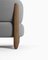 Butaca Tobo moderna de tela Boucle en gris antracita y madera de roble ahumado de Collector Studio, Imagen 3