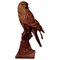 Estatua de hierro fundido desgastada de un halcón en una mano enguantada, década de 1900, Imagen 1