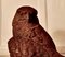 Estatua de hierro fundido desgastada de un halcón en una mano enguantada, década de 1900, Imagen 3
