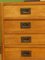 Cassettiera antica in legno di pino con maniglie in ottone della campagna militare, Immagine 25
