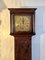 Reloj de caja larga George III antiguo de roble tallado y latón, década de 1880, Imagen 4