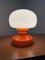 Lámpara de mesa vintage de vidrio blanco y naranja, 1960, Imagen 2