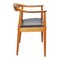 Der Stuhl aus Mahagoni und schwarzem Leder von Hans Wegner 2