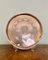 Vassoio rotondo vittoriano in rame e metallo misto, fine XIX secolo, Immagine 3