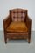 Club chair con schienale abbottonato, Francia, in pelle color cognac, Immagine 1