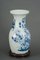 Jarrón chino azul y blanco con decoración de pájaros y flores, siglo XX, Imagen 5