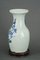 Chinesische Blau-Weiße Vase mit Vogel- und Blumendekoration, 20. Jahrhundert 3