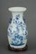 Chinesische Blau-Weiße Vase mit Vogel- und Blumendekoration, 20. Jahrhundert 1