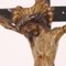 Kruzifix aus geschnitztem und lackiertem Holz 7