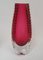 Jarrón de cristal tallado a mano en rosa de Beyer & Co., años 60, Imagen 3
