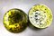 Scodella a forma di mela in vetro di Murano verde kaki con pois bianchi e supporto in metallo dorato di Cenedese, Immagine 3