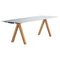 Mesa de comedor B con tablero de aluminio anodizado plateado y patas de madera, Imagen 1