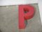 Letra P de plástico rojo, años 70, Imagen 5