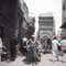 Gens dans une rue de la vieille ville du Caire, Égypte, 1955 / 2020, Photographie 1