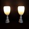 Lámparas de mesita de noche vintage con pie de madera pintada de blanco con pantalla de vidrio en color crema, años 70. Juego de 2, Imagen 4