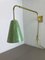 Lámpara de pared ajustable verde con contrapeso de latón al estilo de Stilnovo, Italia, años 60, Imagen 11
