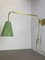 Lámpara de pared ajustable verde con contrapeso de latón al estilo de Stilnovo, Italia, años 60, Imagen 6