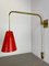 Lámpara de pared ajustable roja con contrapeso de latón al estilo de Stilnovo, Italia, años 60, Imagen 18