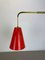 Lámpara de pared ajustable roja con contrapeso de latón al estilo de Stilnovo, Italia, años 60, Imagen 6