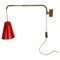 Lámpara de pared ajustable roja con contrapeso de latón al estilo de Stilnovo, Italia, años 60, Imagen 1