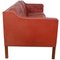 Sofá de tres plazas modelo 2213 de cuero rojo de Børge Mogensen para Fredericia, Imagen 2