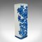 Jarrón de tallo chino con mangas decorativas de flores en azul y blanco, años 70, Imagen 1