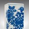 Jarrón de tallo chino con mangas decorativas de flores en azul y blanco, años 70, Imagen 8
