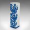 Jarrón de tallo chino con mangas decorativas de flores en azul y blanco, años 70, Imagen 4
