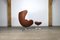 Silla Egg con otomana de cuero marrón de Arne Jacobsen para Fritz Hansen, años 60. Juego de 2, Imagen 5