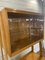 Mueble de pared Monti vintage con puertas de vidrio y puertas de tablones. Por Frantisek Jirak, Imagen 4