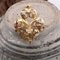 Spilla a forma di giglio in oro giallo 18 carati, Francia, XX secolo, Immagine 9