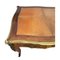 Juego de oficina Luis XVI con acabados de nogal y bronce y escritorio con bordes dorados con reposabrazos de cuero. Juego de 2, Imagen 5