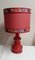 Deutsche Tischlampe mit rot gemustertem Keramikfuß und rotem Stoffschirm, 1970er 1