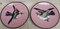 19. Jh. Japanische Dekorative Teller aus rosa Cloisonne mit Vogeldekor, 2 . Set 1